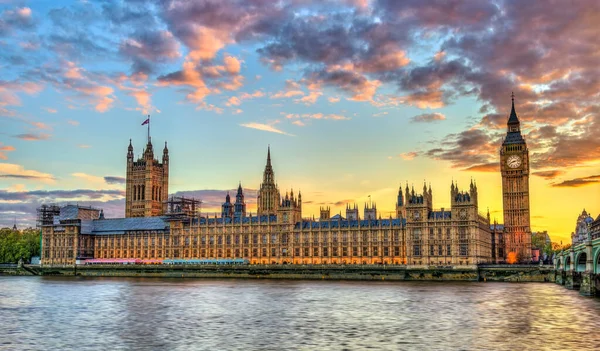 Il Palazzo di Westminster a Londra al tramonto, Inghilterra — Foto Stock