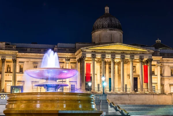Fountain and the National Gallery on Trafalgar Square in London, England — Stock Photo, Image