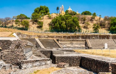 Cholula, Meksika 'daki Büyük Piramit ve Çaresiz Kadın Kilisesi.