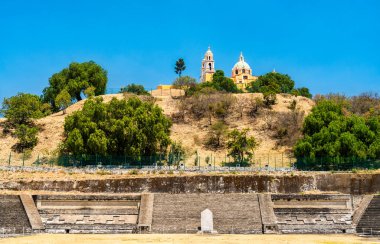Cholula, Meksika 'daki Büyük Piramit ve Çaresiz Kadın Kilisesi.