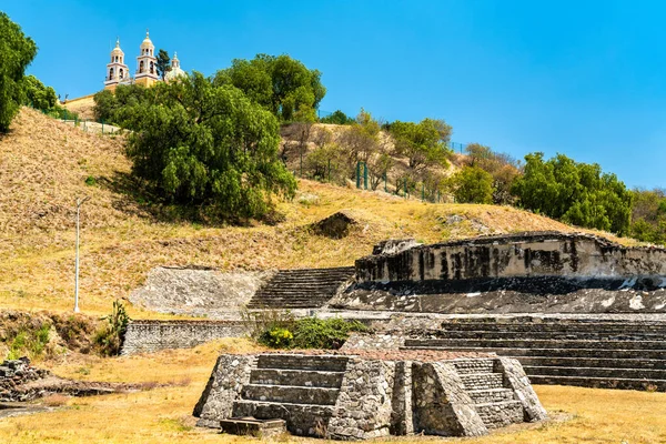 A Grande Pirâmide e a Igreja Nossa Senhora dos Remédios em Cholula, México — Fotografia de Stock