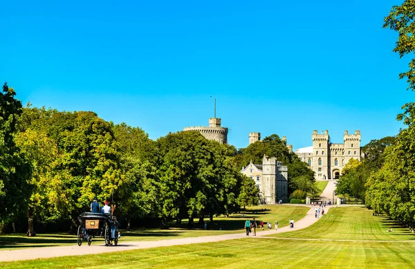 Vista del Castillo de Windsor desde el Largo Paseo, Inglaterra — Foto de Stock