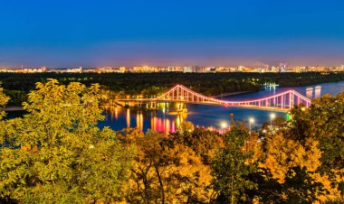 Ukrayna, Kiev 'deki Dinyeper Nehri' nden geçen yaya köprüsü.