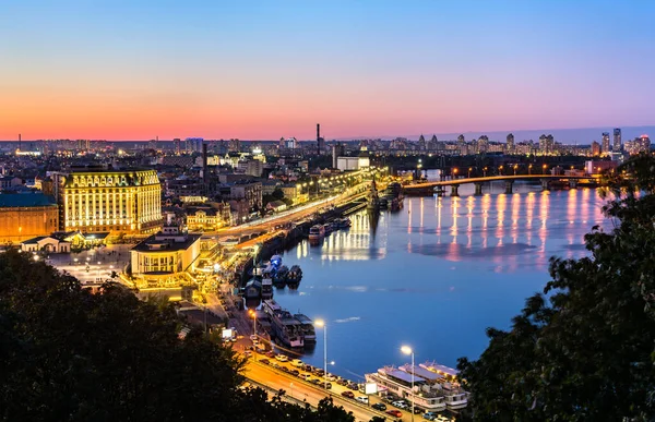Günbatımında Kiev ve Dinyeper şehri manzarası. Ukrayna — Stok fotoğraf