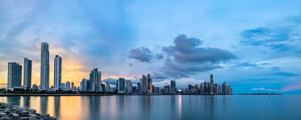 Skyline nocturno de la ciudad de Panamá — Foto de Stock