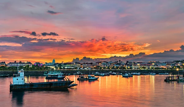 Casco Viejo, el distrito histórico de la ciudad de Panamá al atardecer —  Fotos de Stock