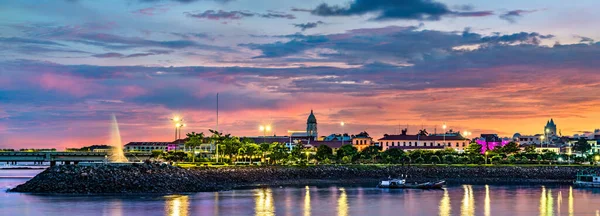 Casco Viejo, o bairro histórico da Cidade do Panamá ao pôr-do-sol — Fotografia de Stock