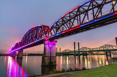 Louisville, Kentucky ve Jeffersonville, Indiana arasındaki Ohio Nehri üzerindeki Büyük Dört Köprü.