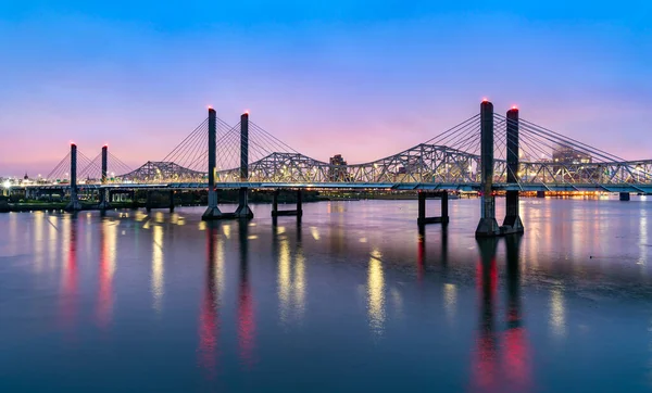 横跨俄亥俄河，介于肯塔基州路易斯维尔和印第安纳州杰弗森维尔之间的桥梁 — 图库照片