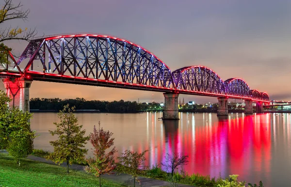 位于肯塔基州路易斯维尔和印第安纳州杰弗森维尔之间横跨俄亥俄河的四大桥 — 图库照片