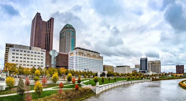 Stadsbilden av Columbus ovanför Scioto River - Ohio, USA — Stockfoto
