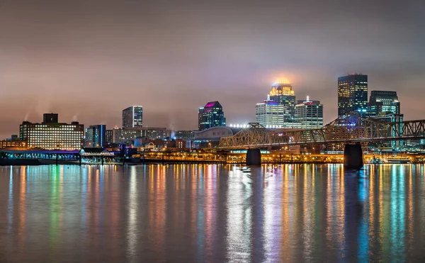 Night skyline of Louisville, Kentucky over the Ohio river — Stock Photo, Image