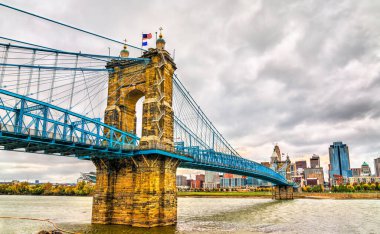 John A. Roebling Askı Köprüsü Ohio Nehri üzerinde ABD 'de.