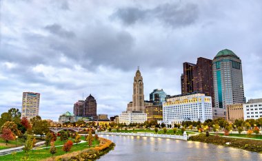 Scioto Nehri üzerindeki Columbus şehri - Ohio, ABD