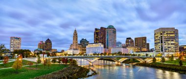 Scioto Nehri üzerindeki Columbus şehri - Ohio, ABD