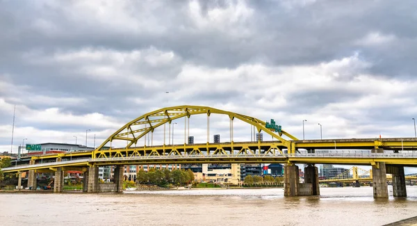 Most Fort Duquesne přes řeku Allegheny v Pittsburghu v Pensylvánii — Stock fotografie