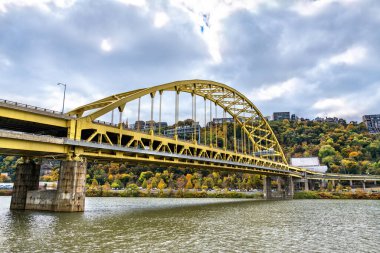 Pittsburgh, Pennsylvania 'daki Monongahela Nehri' nin karşısındaki Fort Pitt Köprüsü.