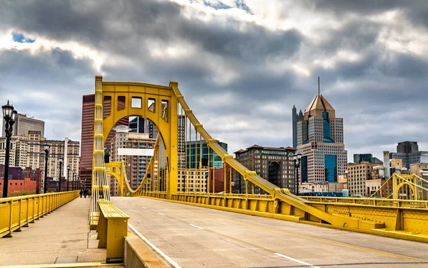 Andy Warhol Bridge över floden Allegheny i Pittsburgh, Pennsylvania — Stockfoto