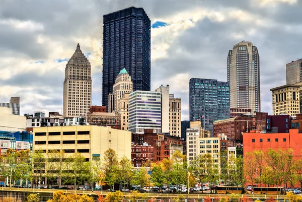 Skyskrapor i centrala Pittsburgh. Pennsylvania, USA — Stockfoto