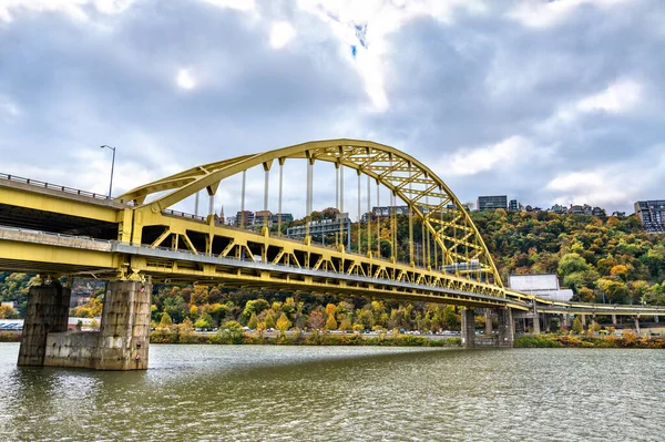 Fort Pitt Bridge över floden Monongahela i Pittsburgh, Pennsylvania — Stockfoto