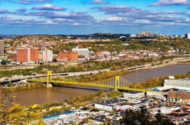 Pittsburgh, Pennsylvania 'daki Monongahela Nehri' nin karşısındaki Güney Onuncu Cadde Köprüsü.