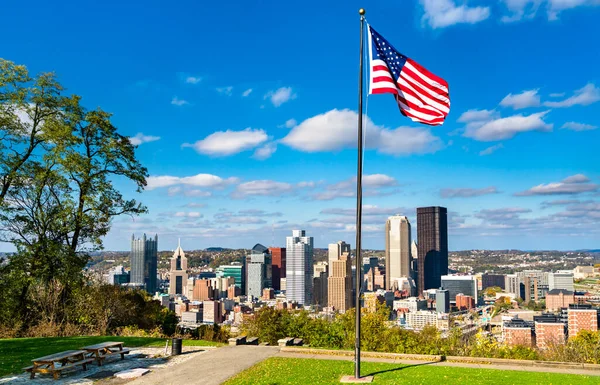 Amerikansk flagga på Emerald View Park med utsikt över centrala Pittsburgh, Pennsylvania — Stockfoto