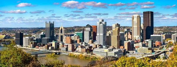 Panorama v centru Pittsburghu, známé jako Zlatý trojúhelník. Pensylvánie, USA — Stock fotografie