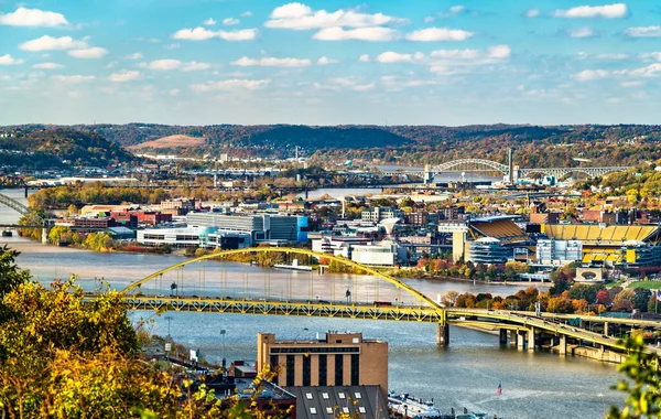 Fort Pitt Bridge över floden Monongahela i Pittsburgh, Pennsylvania — Stockfoto