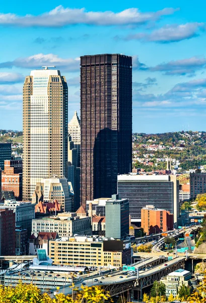 Skyskrapor i centrala Pittsburgh. Pennsylvania, USA — Stockfoto