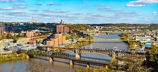 Hidak a Monongahela folyón át Pittsburghben, Pennsylvaniában — Stock Fotó