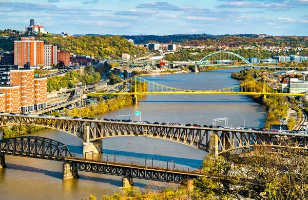 Most přes řeku Monongahelu v Pittsburghu v Pensylvánii — Stock fotografie