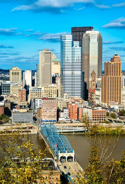 Centrum Pittsburghu a Smithfield Street Bridge v Pensylvánii — Stock fotografie