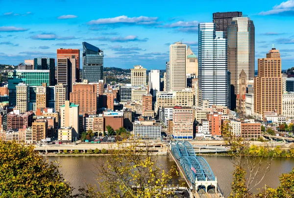 Centrum Pittsburghu a Smithfield Street Bridge v Pensylvánii — Stock fotografie