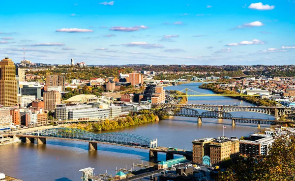 Most přes řeku Monongahelu v Pittsburghu v Pensylvánii — Stock fotografie
