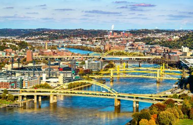 Pittsburgh, Pennsylvania 'daki Allegheny Nehri' nin karşısındaki köprüler.