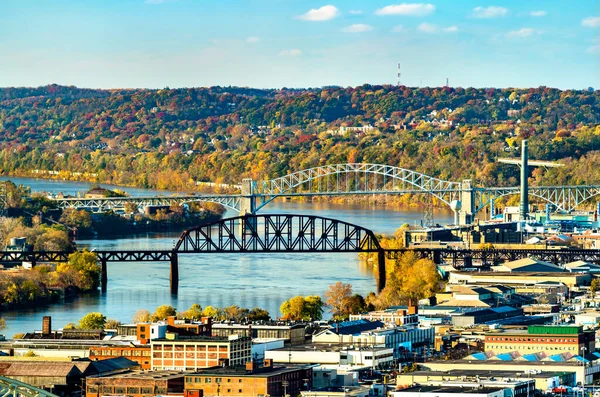 Ohio Nehri 'nin karşısındaki köprüler Pittsburgh, Pennsylvania' da.