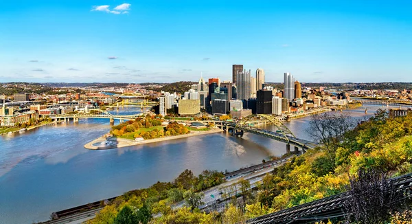 Panorama av centrala Pittsburgh, känd som den gyllene triangeln. Pennsylvania, USA — Stockfoto