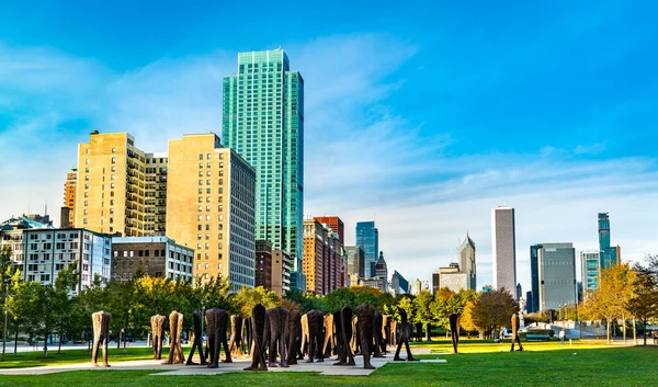 Ágora, una instalación de 106 esculturas de hierro sin cabeza y sin brazos en el extremo sur del Grant Park en Chicago — Foto de Stock