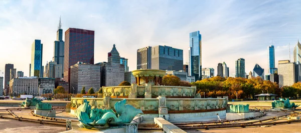 Skyline of Chicago and Bakingham Fountain at Grant Park in Illinois, United States — стоковое фото