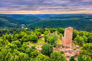 Vosges Dağları 'ndaki Grand-Geroldseck Kalesi - Bas-Rhin, Alsace, Fransa