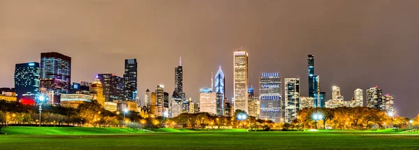 Night skyline van Chicago op Grant Park in Illinois, Verenigde Staten — Stockfoto