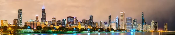 Nocna panorama Chicago z jeziora Michigan — Zdjęcie stockowe