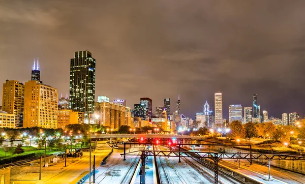 Widok nocny Chicago nad koleją w Grant Park w Illinois, Stany Zjednoczone Ameryki — Zdjęcie stockowe