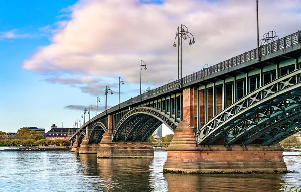 Theodor Heuss bron över floden Rhen i Tyskland — Stockfoto