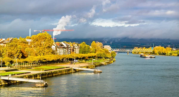 Panorama över floden Rhen mellan Mainz och Wiesbaden i Tyskland — Stockfoto