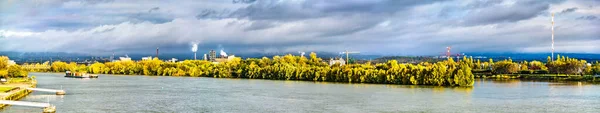 Panorama of the Rhine river between Mainz and Wiesbaden in Germany — Stock Photo, Image