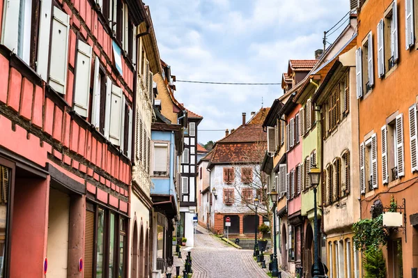 Casas tradicionales de entramado de madera en Barr - Alsacia, Francia — Foto de Stock