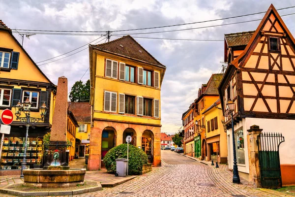 Casas tradicionales de entramado de madera en Barr - Alsacia, Francia — Foto de Stock