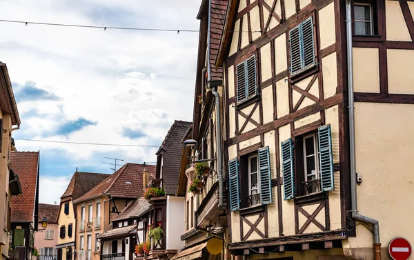 Casas tradicionales de entramado de madera en Obernai - Alsacia, Francia — Foto de Stock