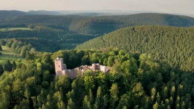 Vosges Dağlarındaki Wangenbourg Kalesi - Bas-Rhin, Alsace, Fransa